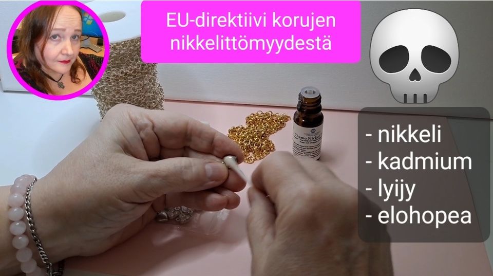 Koruntekijä tekee nikkelitestiä korunosalle käsityöpajassa EU-säädösten mukaisesti