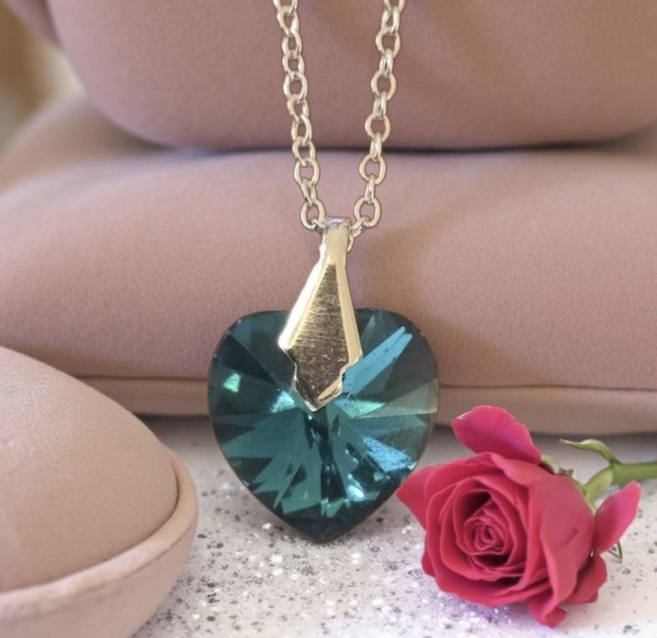 Swarovski kristallisydän hopeakaulakoru vihreällä sydänriipuksella ja hopeaketjulla