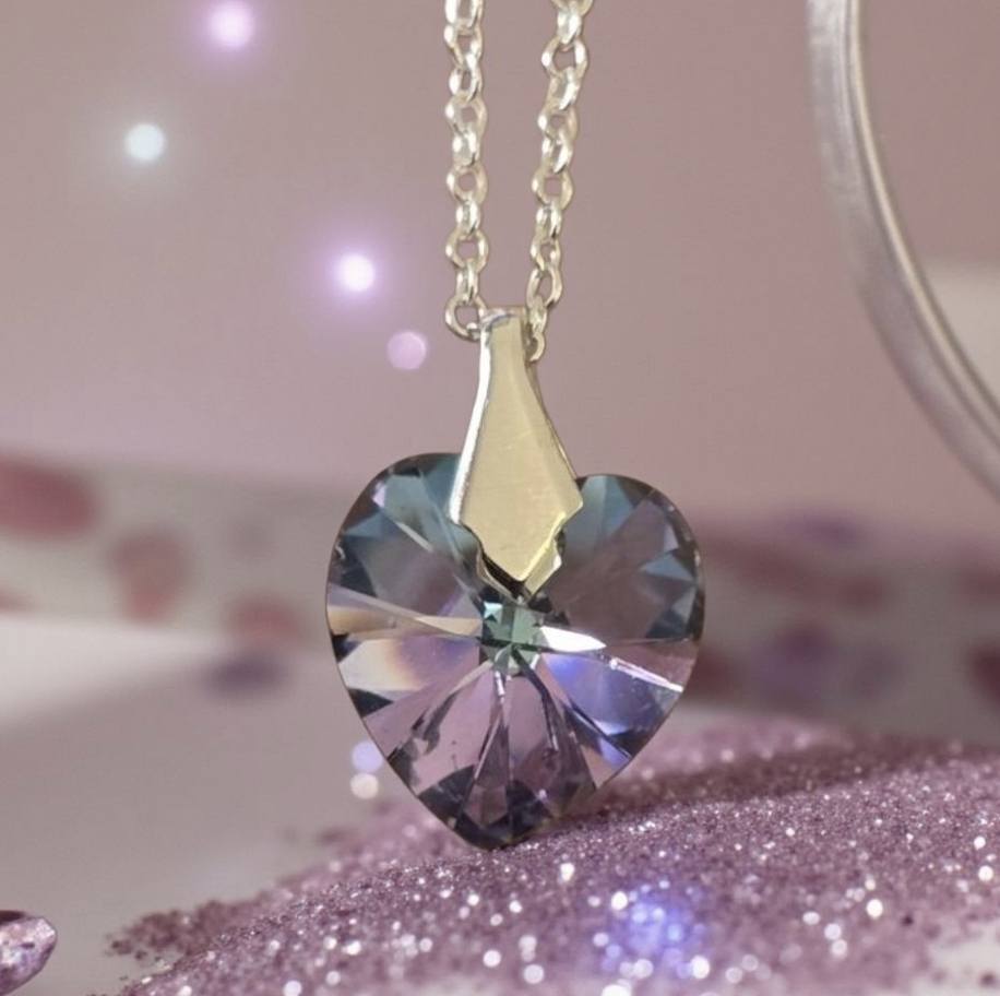 Hopeiset Swarovski kristallikorut, sydämen ja pyöreän muotoisia riipuksia ja korvakoruja lahjarasiassa