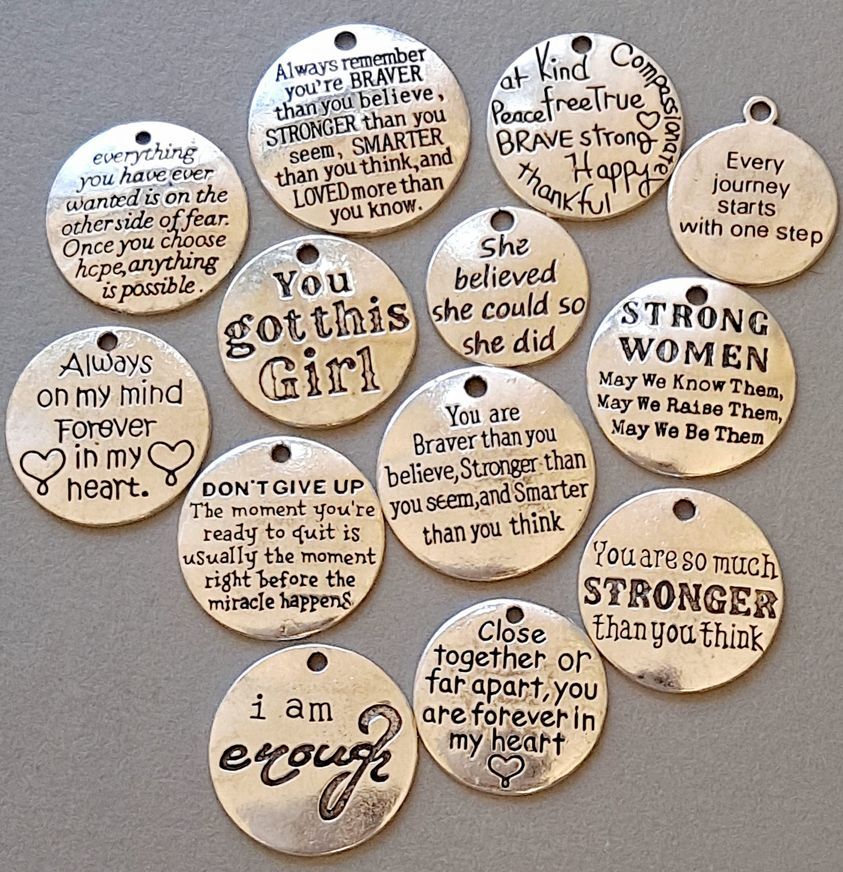 Metallinen tekstilaatta-kokoelma, joissa voimaannuttavia englanninkielisiä tekstejä kuten 'You got this Girl', 'I am enough' ja 'Don't give up' – Korupaja Marian sydän