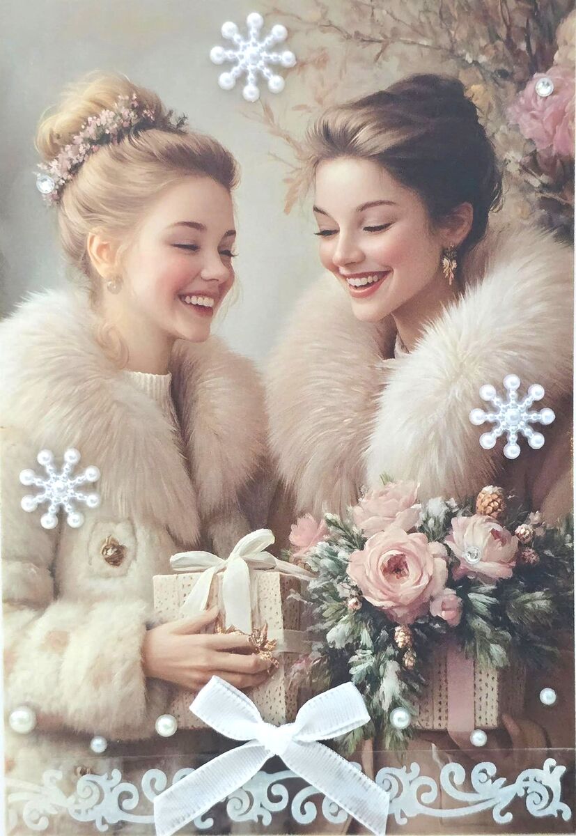 Kaksi nuorta naista talvitakeissa, hymyilevät ja pitävät käsissään lahjapakettia ja kukkakimppua. Taustalla vaaleita kukkia ja lumihiutalekoristeita.