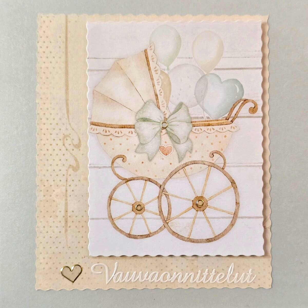 Vaaleasävyinen vauvonnittelukortti, jossa on koristeellinen vintage-tyylinen lastenvaunu, vaaleansininen rusetti ja sydän sekä taustalla vaaleita ilmapalloja.