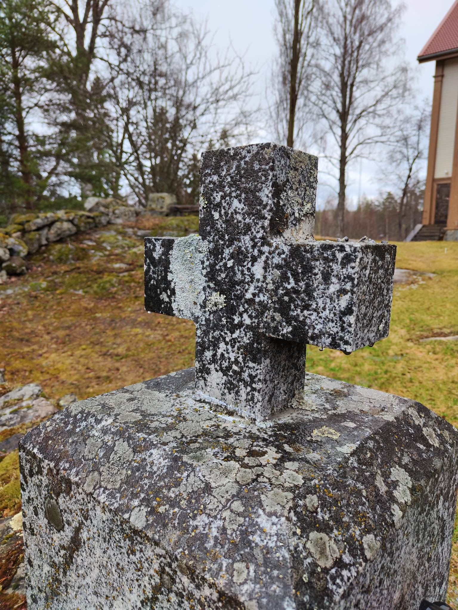 Kiviristi hautausmaalla surujuhlassa