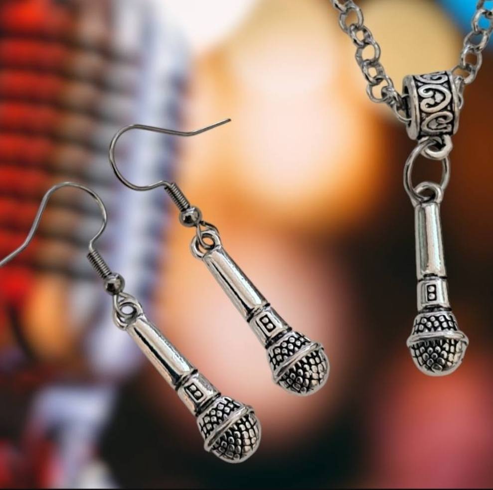 Hopeanvärinen mikrofonikorusetti, johon kuuluu kaulakoru ja korvakorut. Korujen riipukset ovat yksityiskohtaisia mikrofoneja, jotka roikkuvat ketjussa ja koukuissa. Sopii musiikin ystäville ja laulajille.