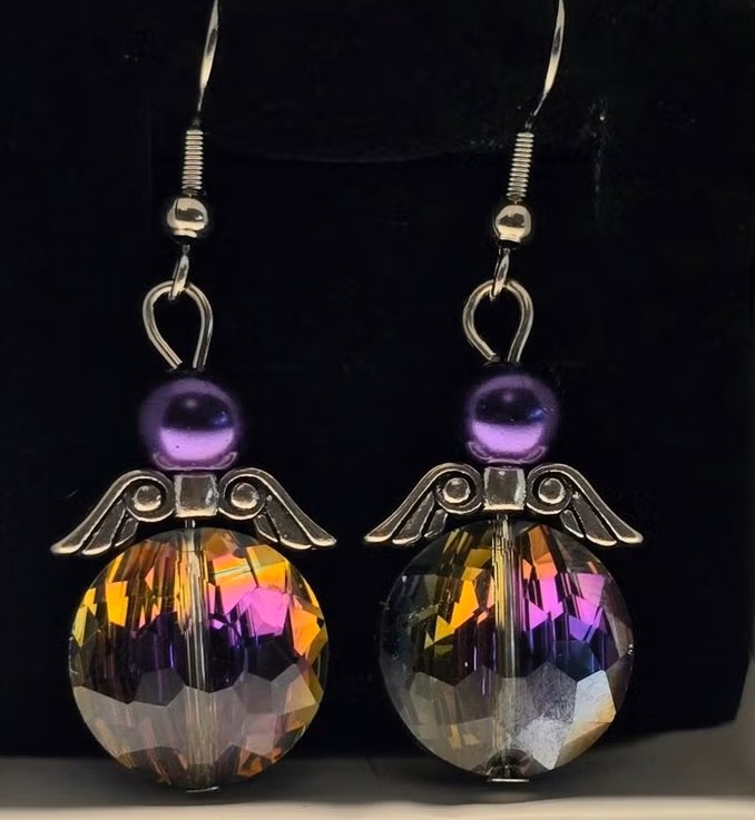 Revontuli enkelikorvakorut, violetit helmet ja moniväriset kristallisiivet, hopeanväriset koukut