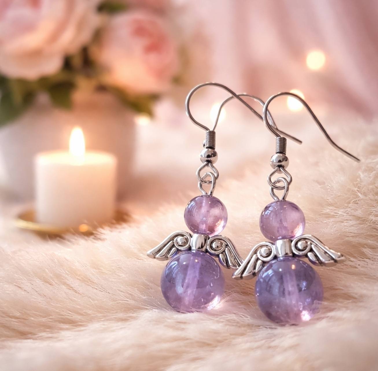 Violetit enkelikorvakorut ametistihelmistä pehmeällä taustalla lahjaideaksi