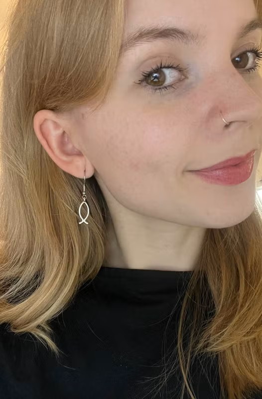 Ikhtys-korvakorut antiikkihopean sävyisenä mallin korvassa