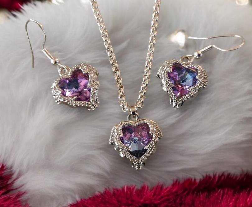 Korusetit Korupaja Marian sydämeltä – kaulakoru ja korvakorut yhdessä, kristillisin symbolein ja turvallisista materiaaleista käsin tehtyinä.