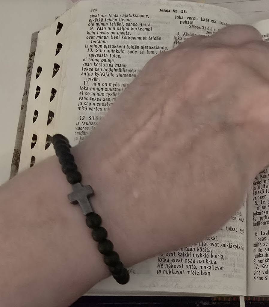 Rukousnauha rannekoru kädessä surujuhlassa