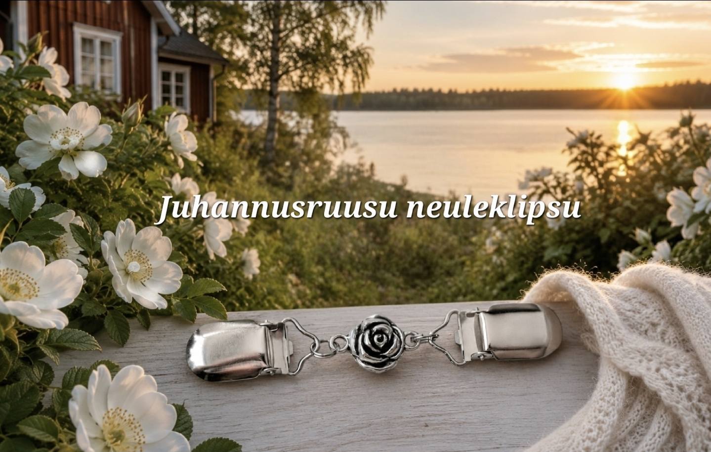 Juhannusruusu neuleklipsu puisella kaiteella suomalaisessa järvimaisemassa. Valkoiset juhannusruusut kukkivat etualalla ja auringonlasku heijastuu tyynen järven pintaan.