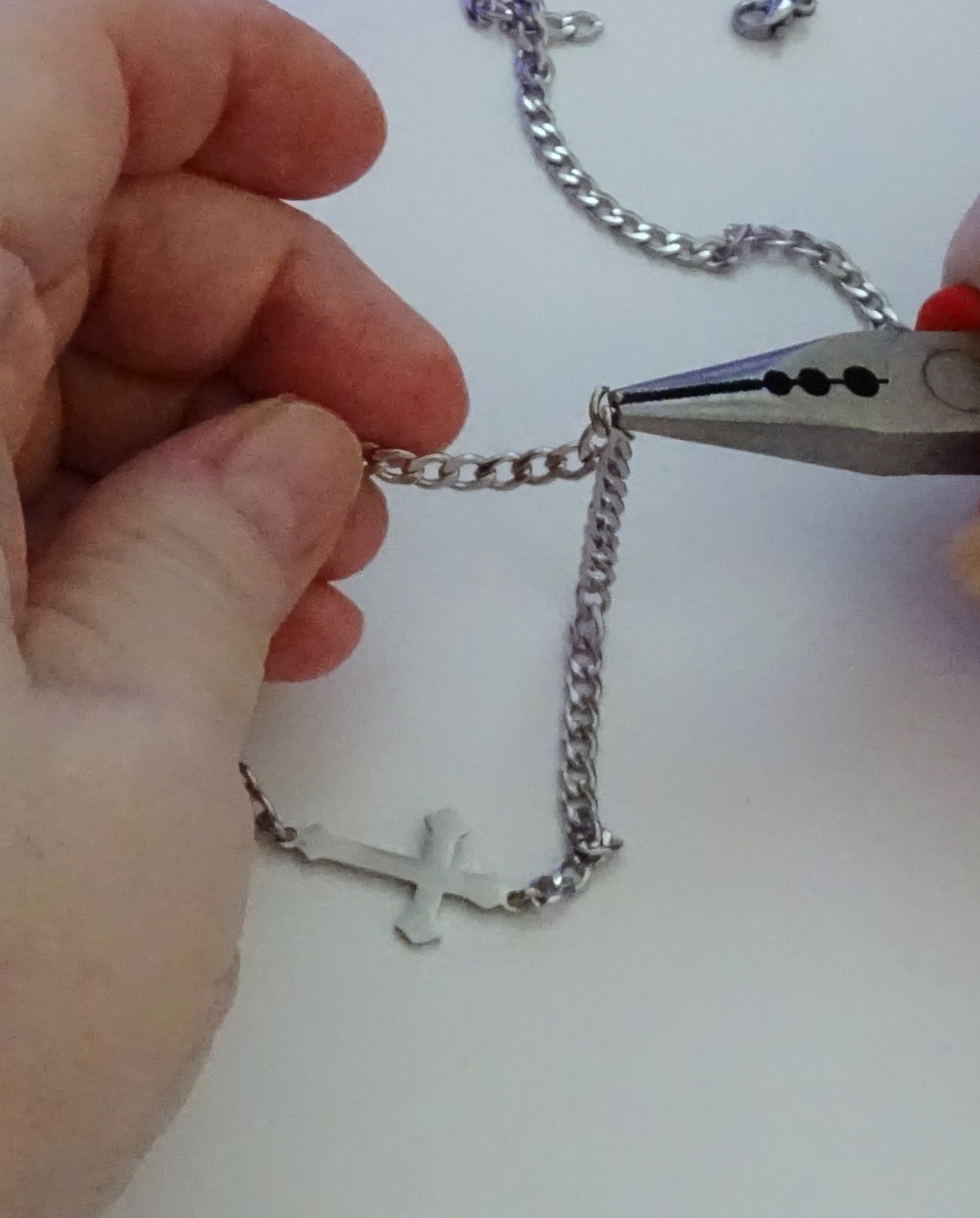 Miesten rannekorun valmistusta teräksisestä panssariketjusta korupajalla