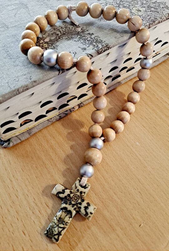 Luterilainen rukousnauha puuhelmistä Raamatun päällä