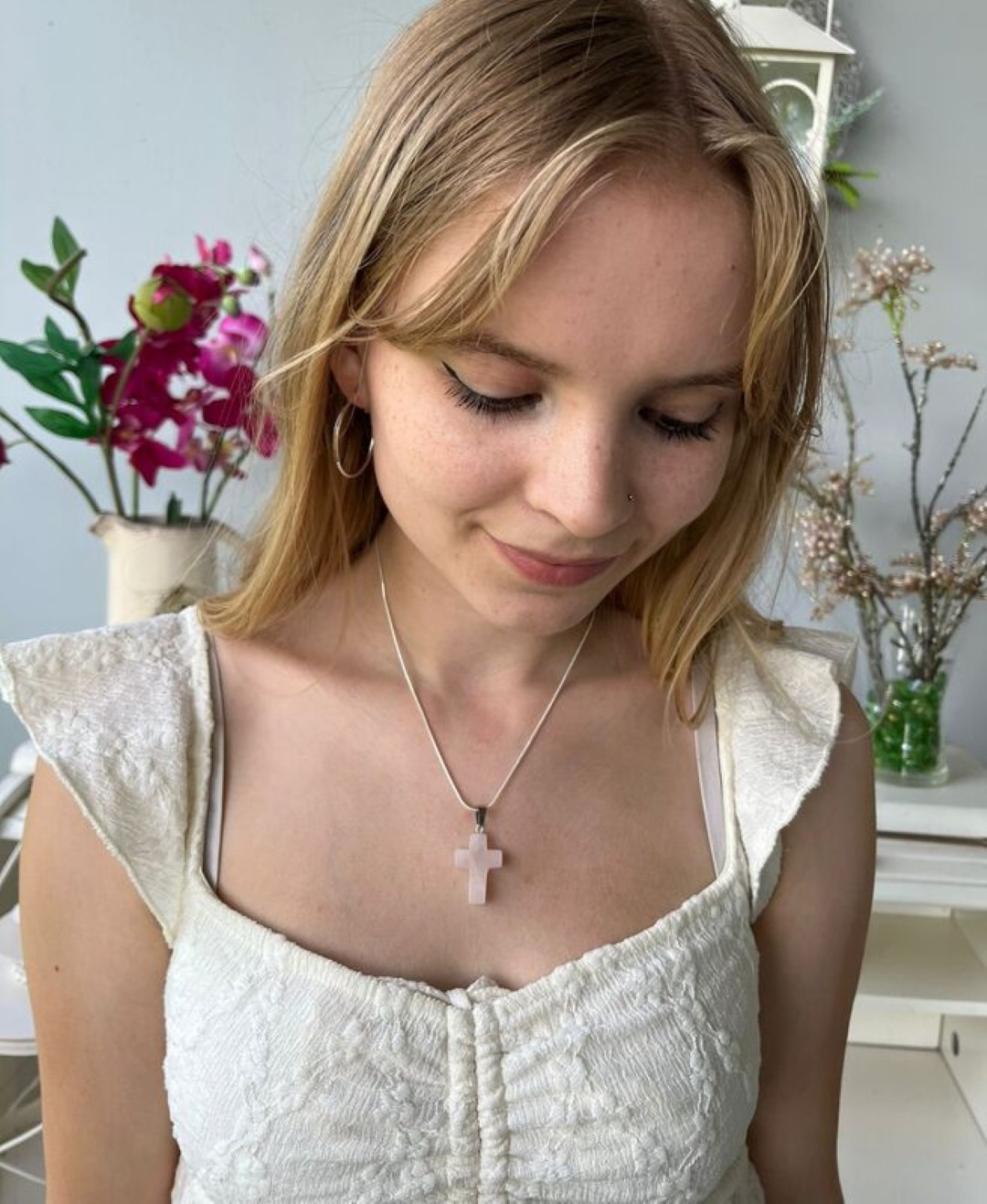 Siro kaulakoru, jossa pieni ruusukvartsiristi hopeisessa ketjussa. Herkkä ja hengellinen rippilahja.