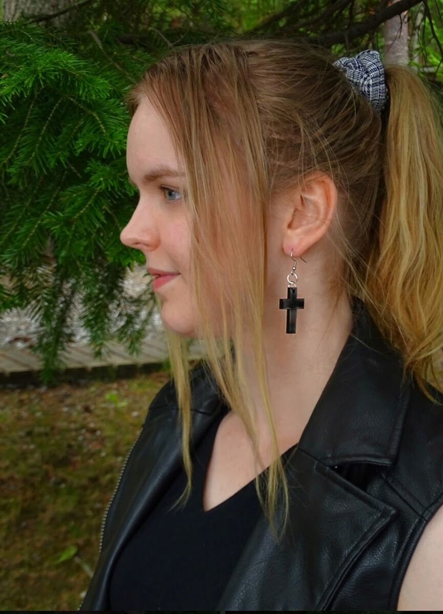 Mustat ristikorvakorut hautajaisiin