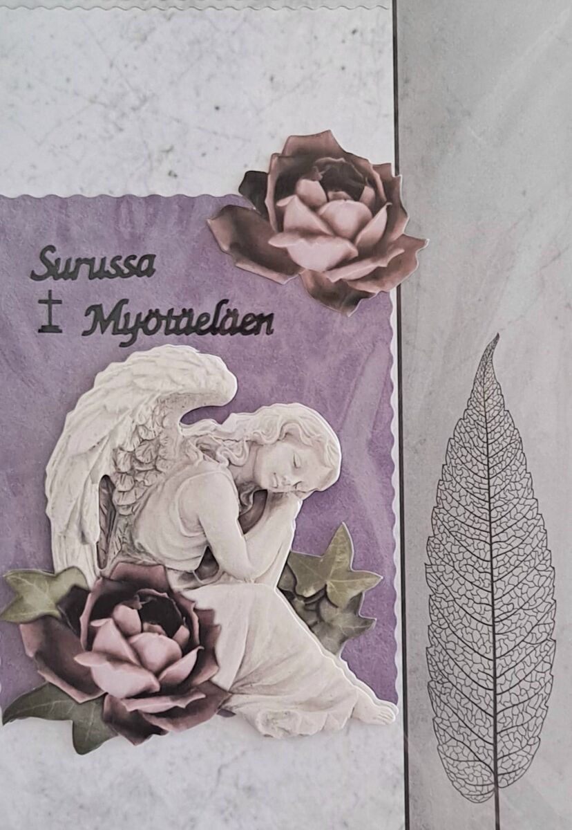 Surukortti, jossa enkeli istuu ruusun ja vihreiden lehtien keskellä. Taustalla violetti ja harmaa sävy, teksti 'Surussa myötäeläen'.