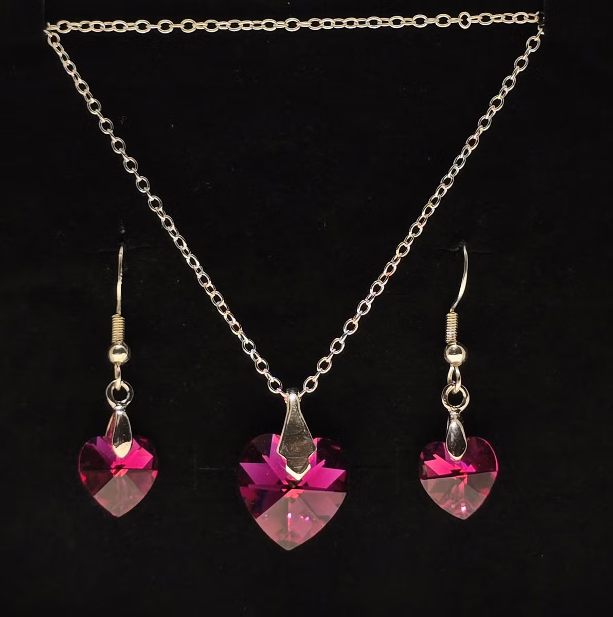 Swarovski kristallisydän korusetti fuksia – hopeinen sydän kaulakoru ja korvakorut