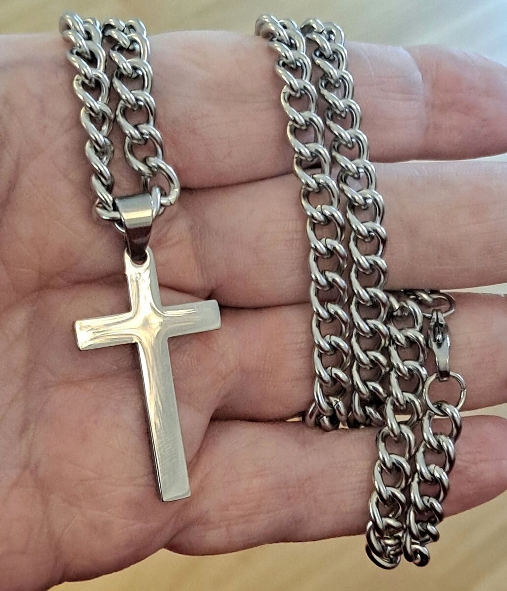 Teräsristi kaulakoru leveässä panssariketjussa, maskuliininen ja vahva tyyli