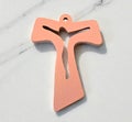 4cm, vaaleanpunainen puukrusifiksi