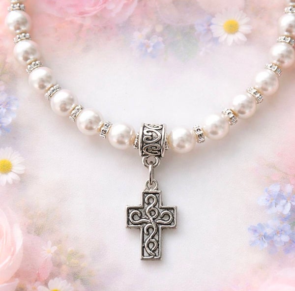 Valkoinen helmikaulakoru ristill&auml;