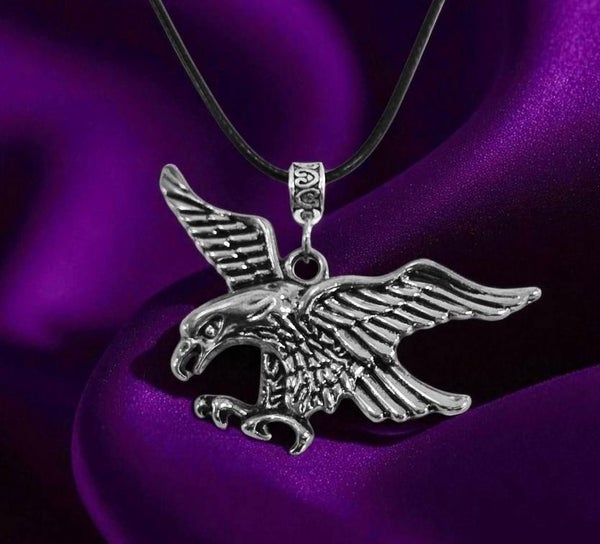 Kotka ter&auml;skaulakoru nauhassa