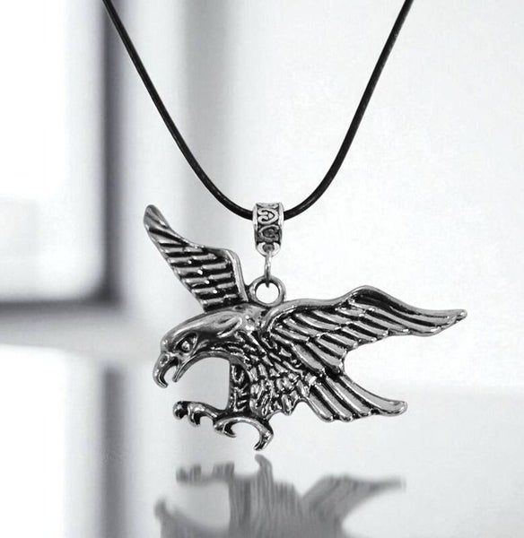 Kotka ter&auml;skaulakoru nauhassa