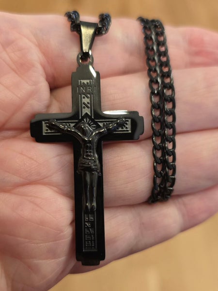 Musta krusifiksi ter&auml;skaulakoru 5cm