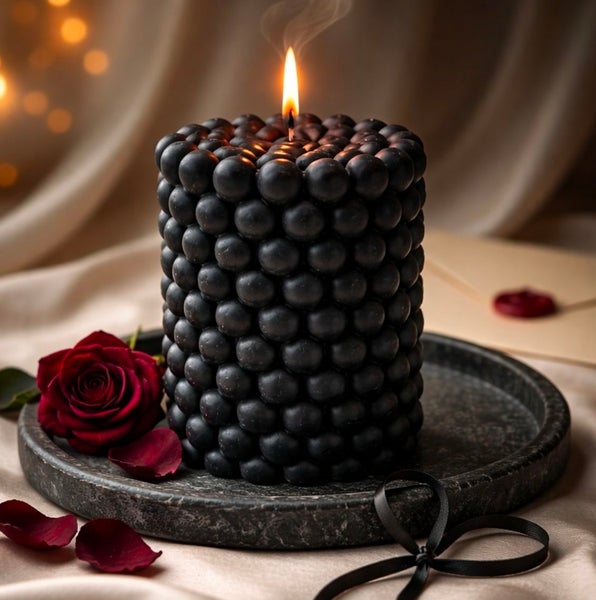 Musta surukynttil&auml; el&auml;m&auml;n helminauha