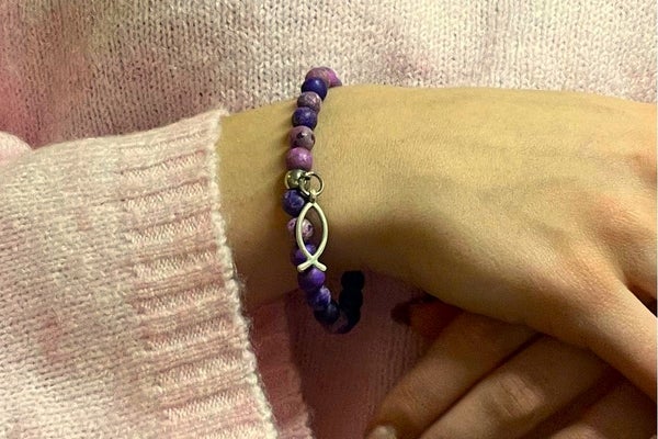 Ikhtys (kristityn kala) kivihelmi rannekoru