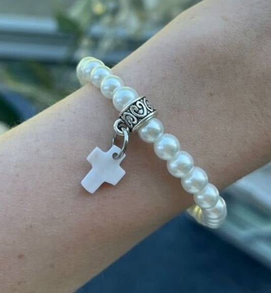 Risti- ja krusifiksi rannekorut (roikkuva risti)