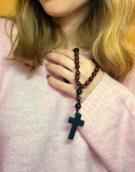 Rukousnauhat puuhelmist&auml; - k&auml;dess&auml; pidett&auml;v&auml;t