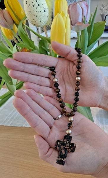 Rukousnauhat kivihelmist&auml; - k&auml;dess&auml; pidett&auml;v&auml;t