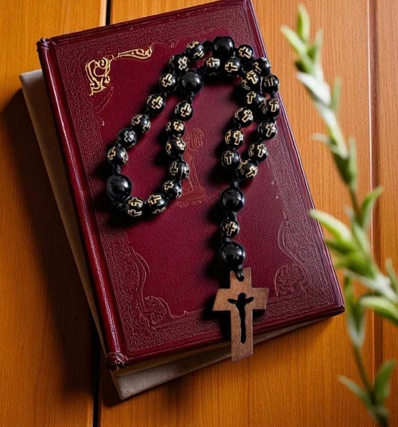 Akryylihelmi rukousnauhat - solmitut k&auml;dess&auml; pidett&auml;v&auml;t