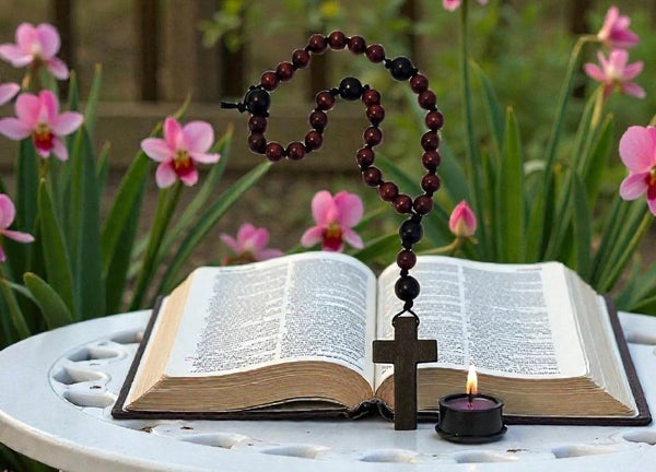 Puuhelmi rukousnauhat - solmitut k&auml;dess&auml; pidett&auml;v&auml;t