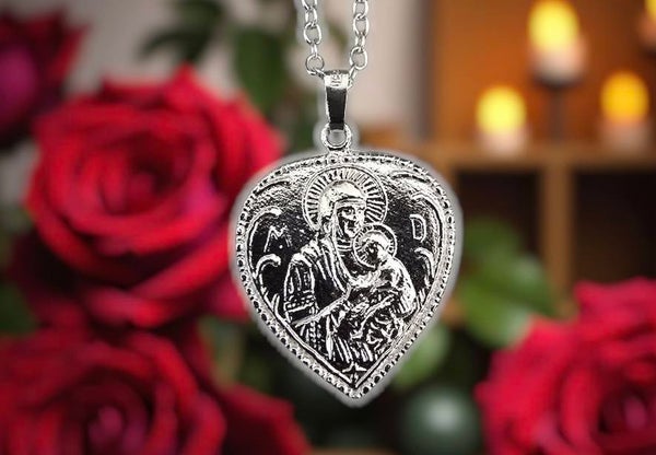 Jumalan &auml;iti Maria &ndash; hopeinen ja kullattu hopeakaulakoru