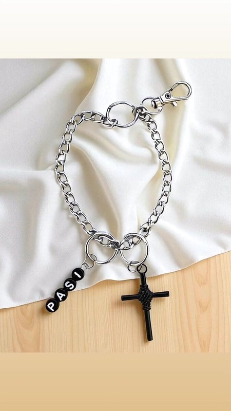 Risti ja oma nimi kirjainhelmin vahvassa ketjussa