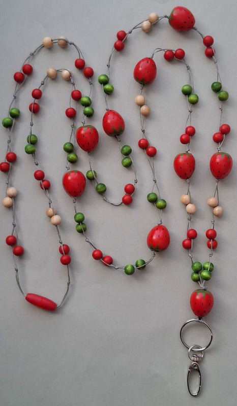 Mansikka punainen-vihre&auml;-luonnonpuu (puuhelmet ja -mansikat)