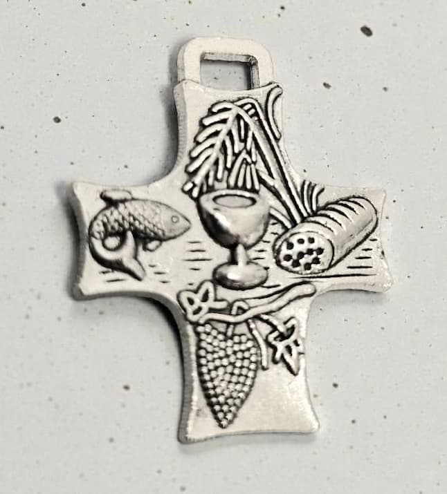 3cm, 2 kalaa ja 5 leip&auml;&auml; korumetallinen risti