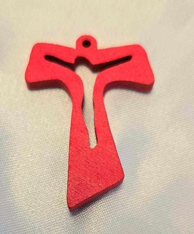 4cm, punainen puukrusifiksi