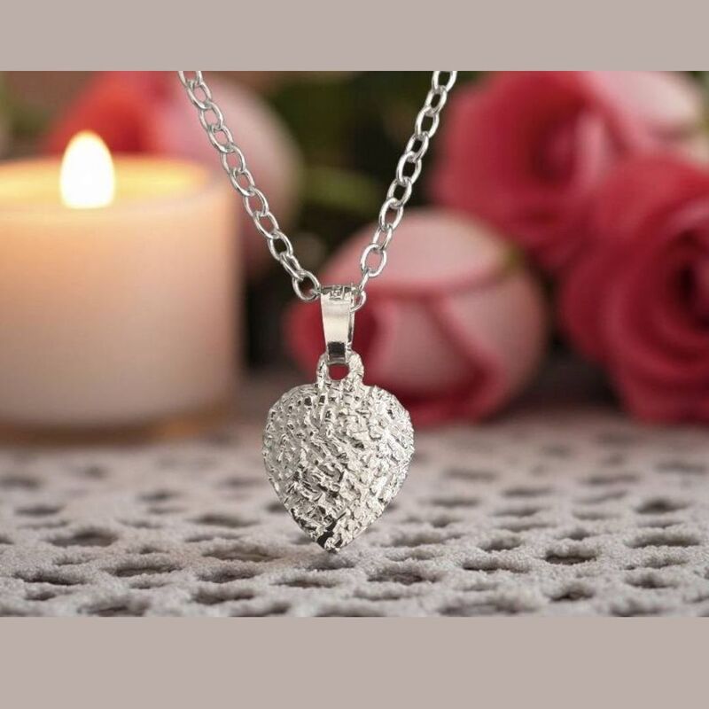 Kristus kallio hopeakaulakoru, suomalaista k&auml;sity&ouml;t&auml;