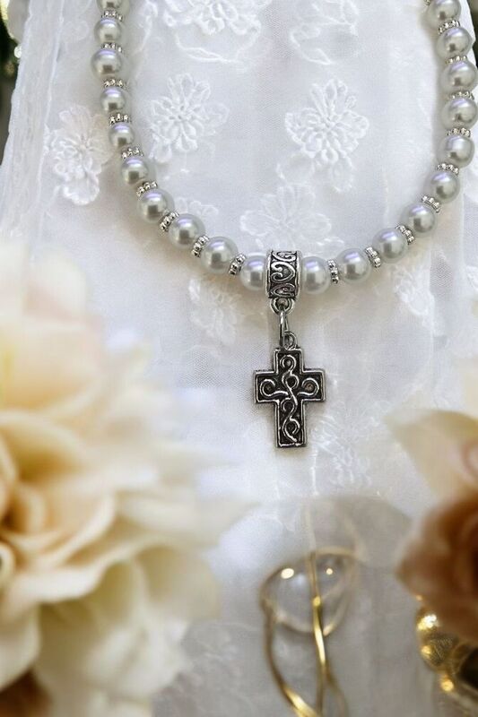 Valkoinen helmikaulakoru ristill&auml;