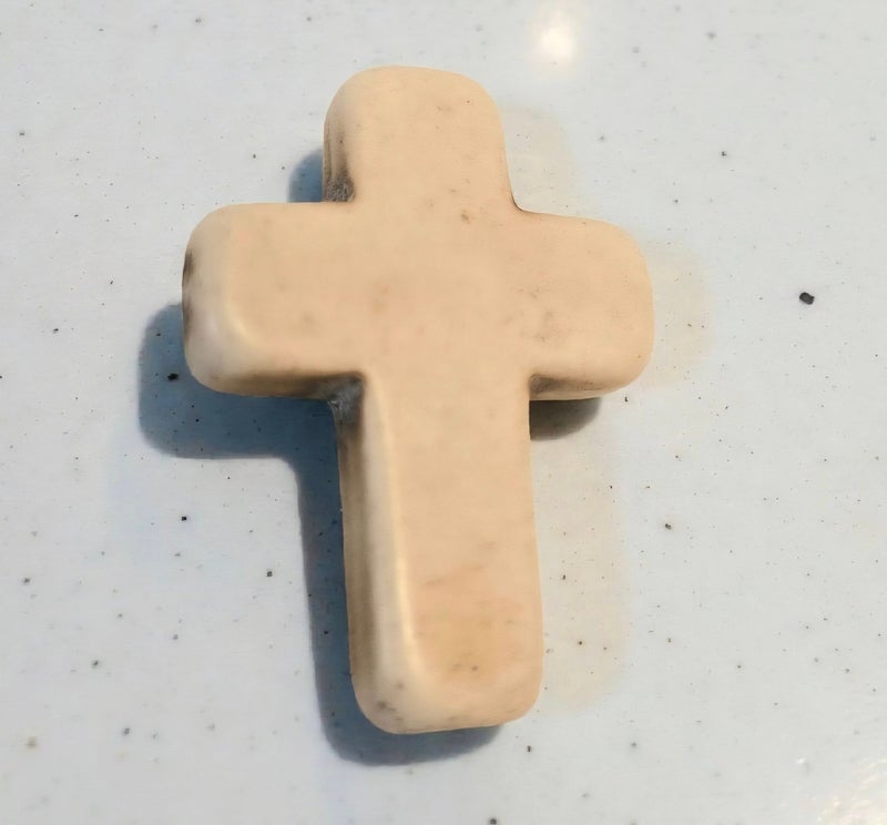 3cm vaalea magnesiittiristi &mdash; kulmissa luonnollista tummas&auml;vy&auml;, joka kuuluu kiveen