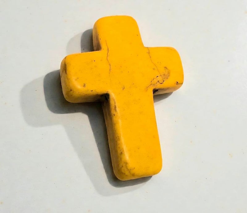 3cm keltainen magnesiittiristi &mdash; kulmissa luonnollista tummas&auml;vy&auml;, joka kuuluu kiveen