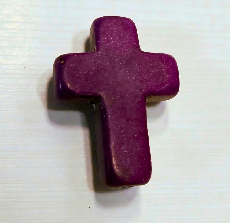 3cm lila magnesiittiristi &mdash; kulmissa luonnollista tummas&auml;vy&auml;, joka kuuluu kiveen