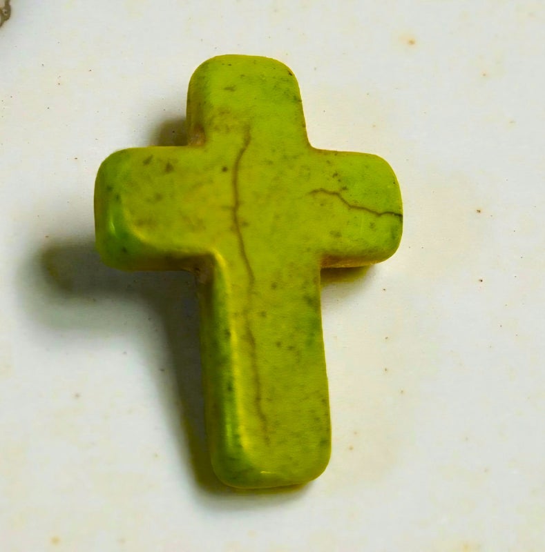 3cm lime magnesiittiristi &mdash; kulmissa luonnollista tummas&auml;vy&auml;, joka kuuluu kiveen