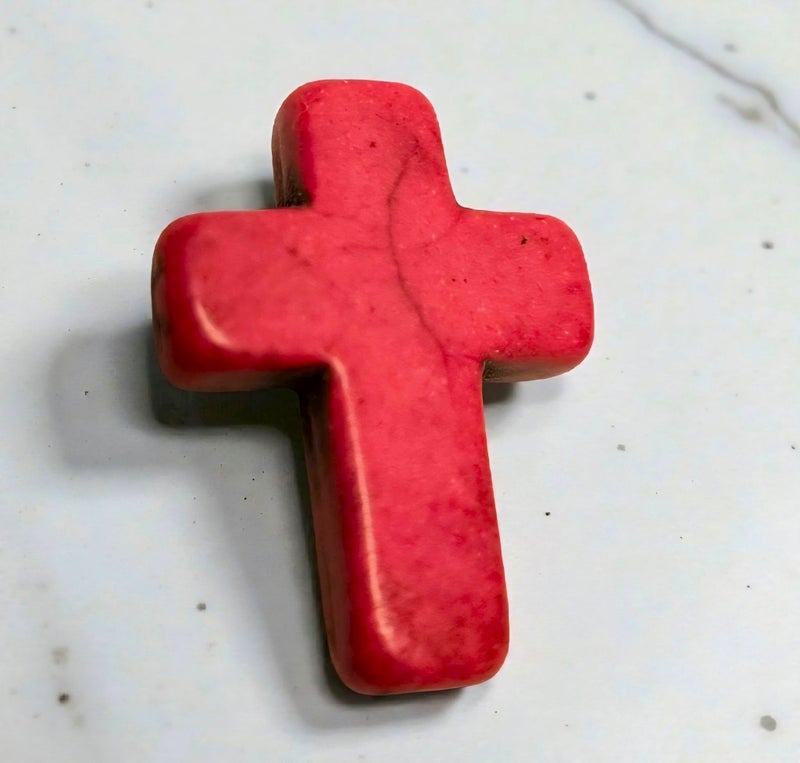 3cm fuksia magnesiittiristi &mdash; kulmissa luonnollista tummas&auml;vy&auml;, joka kuuluu kiveen