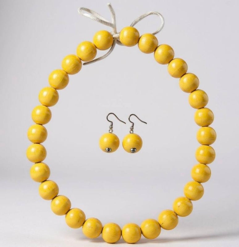 Ihanat v&auml;rikk&auml;&auml;t puuhelmikorusetit, keltainen