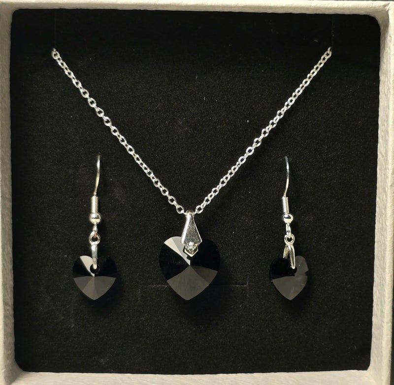 Musta Swarovskin kristallisyd&auml;n korusetti lahjarasiassa