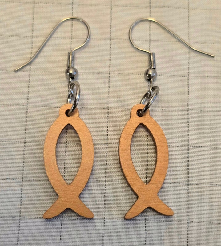 Ikhtys puukorvakorut kirurginter&auml;skoukuin kummaltakin puolelta maalattu