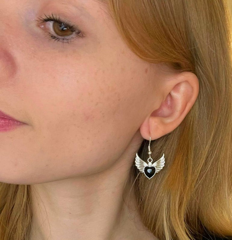 Surusyd&auml;n korvakorut hopeakoukuin