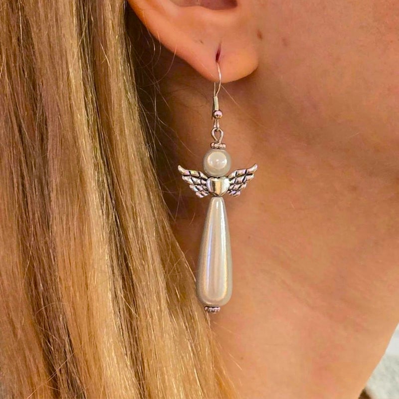 Valkoiset heijastavat enkelikorvakorut mallin yll&auml;